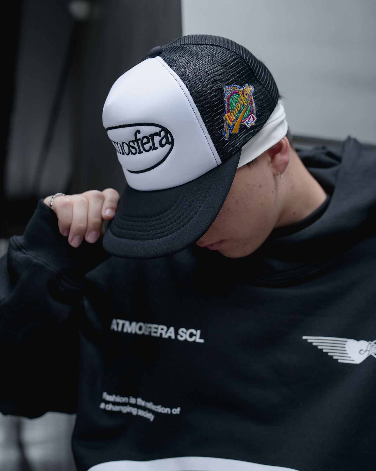 Gorra Atmosfera Eclipse Negra con Blanco