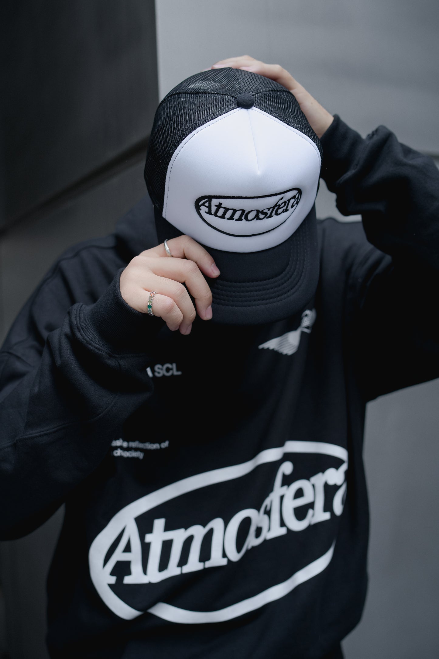 Gorra Atmosfera Eclipse Negra con Blanco