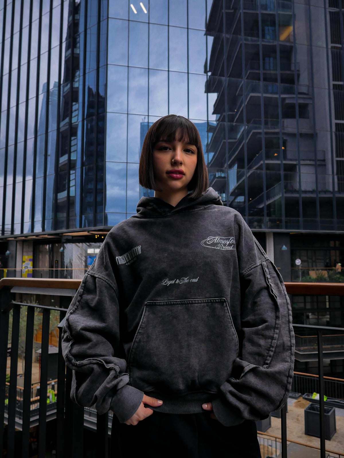 Polerón Atmosfera Rebel Dark Gravillado Boxy Fit Negro